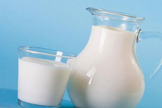 Что такое молочный белок. Молоко белки. Булка с молоком. Молоко это белок. Молоко казеин.