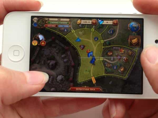человек играет на смартфоне