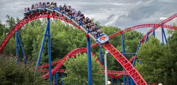 Американские горки Superman Ride of Steel в парке развлечений Six Flags, Агауэм, Массачусетс