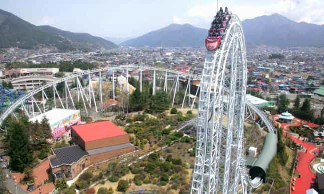 Американские горки Eejanaika в парке развлечений Fuji-q Highland, Фудзиёсида, Япония