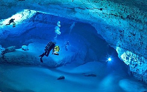 Дайвинг в подводных пещерах