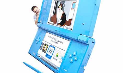 Огромная модель Nintendo DSi из лего